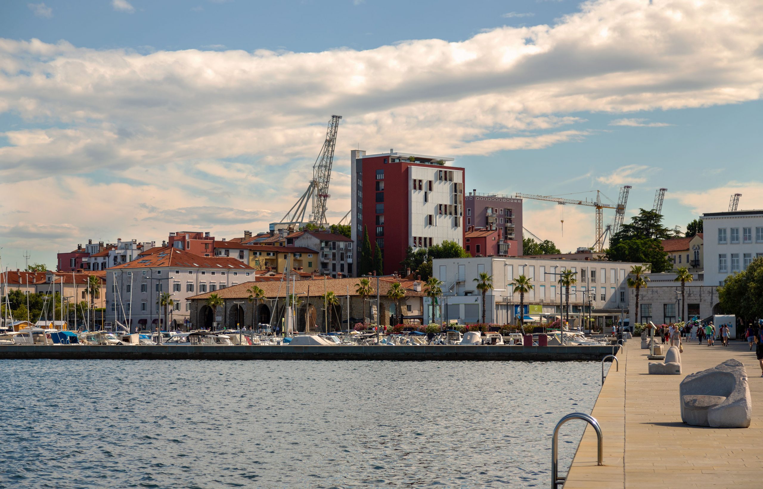 Pogled na obnovljeno Tomosovo stolpnico z marine