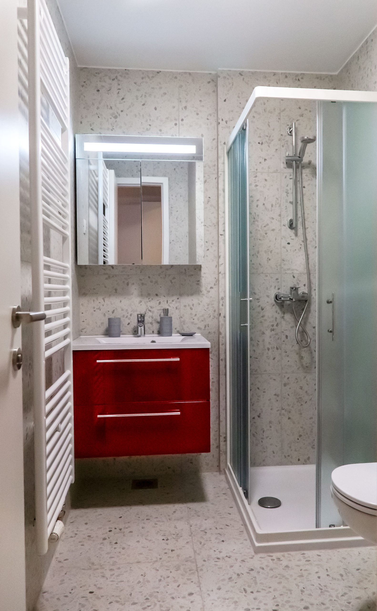 Kopalnica v Rdčem apartmaju